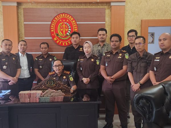 Kembali Kejari Way Kanan Menerima Uang Titipan 640.249.635 atas Perkara Korupsi Pembangunan SPAM IKK Pakuan Ratu I Kabupaten Way Kanan Tahun Anggaran 2016