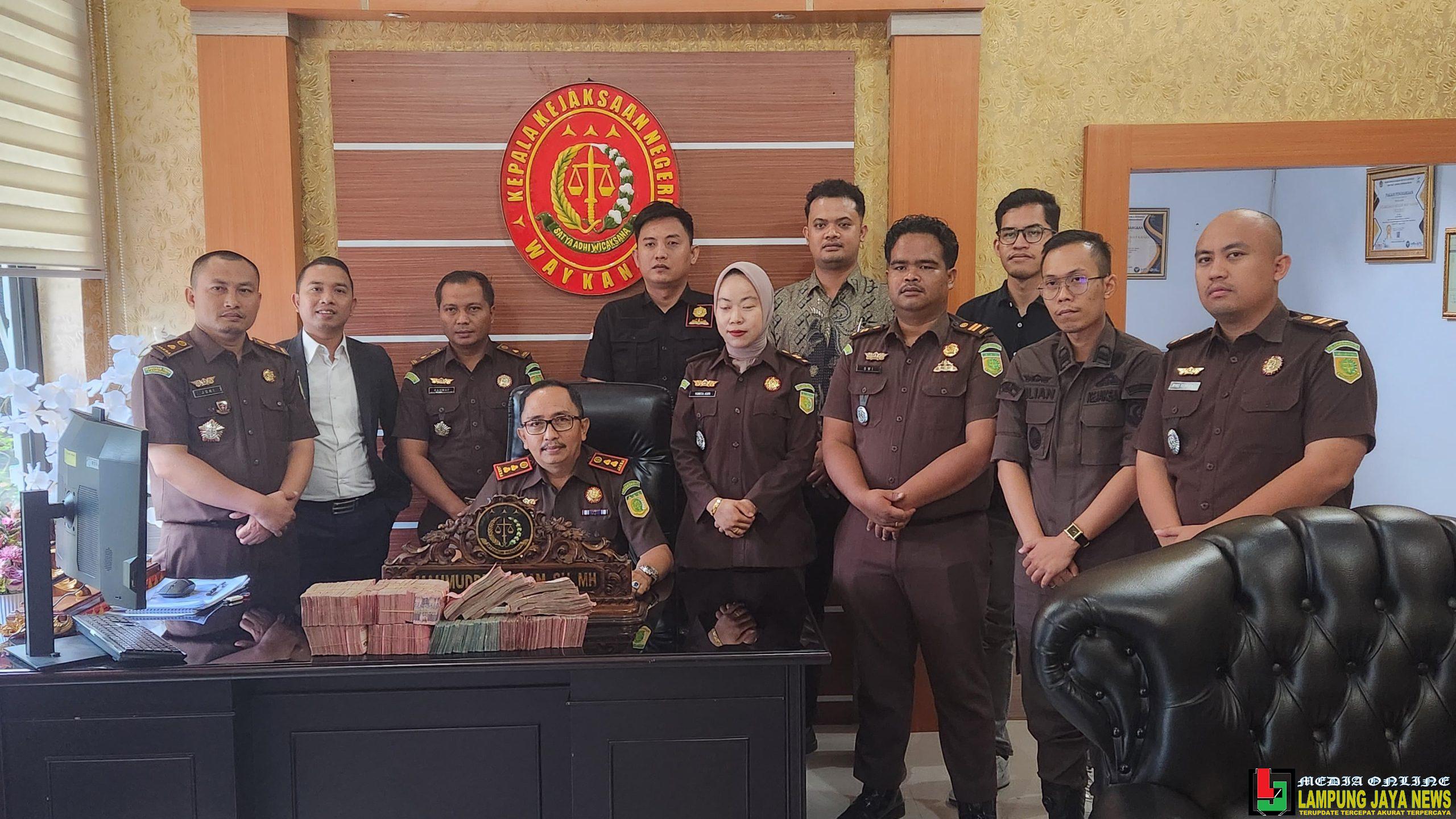 Kembali Kejari Way Kanan Menerima Uang Titipan 640.249.635 atas Perkara Korupsi Pembangunan SPAM IKK Pakuan Ratu I Kabupaten Way Kanan Tahun Anggaran 2016 Kembali Kejari Way Kanan Menerima Uang Titipan 640.249.635 atas Perkara Korupsi Pembangunan SPAM IKK Pakuan Ratu I Kabupaten Way Kanan Tahun Anggaran 2016