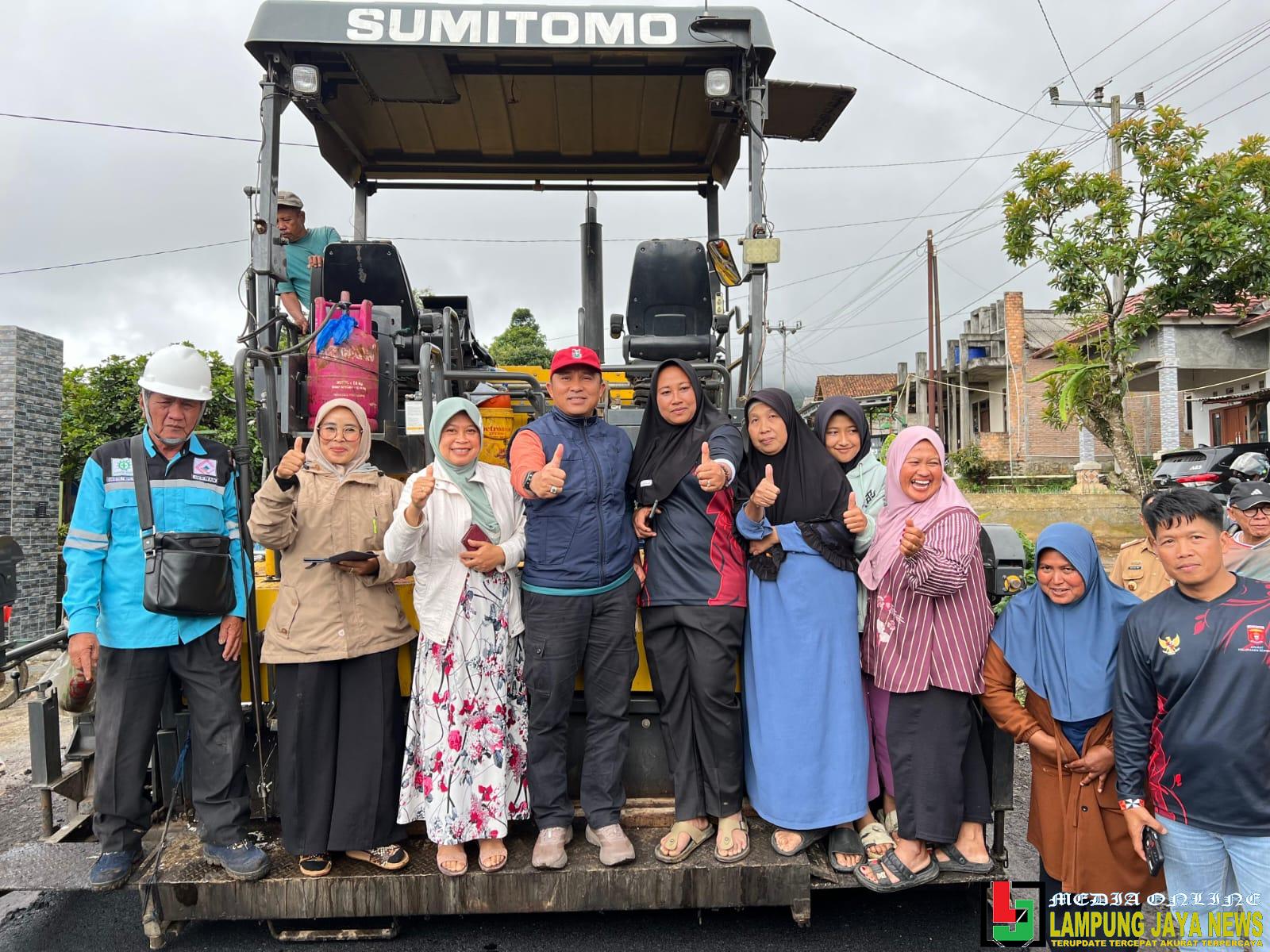 Warga Pekon Waspada Antusias Sambut Proyek Pengaspalan Jalan 2,9 KM Warga Pekon Waspada Antusias Sambut Proyek Pengaspalan Jalan 2,9 KM