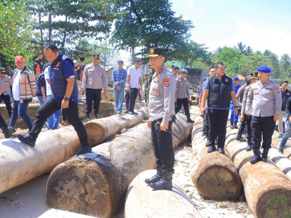 Kapolda Lampung Tinjau Lokasi Ditemukan Kapal Tonggang Diduga Pembawa Kayu Ilegal