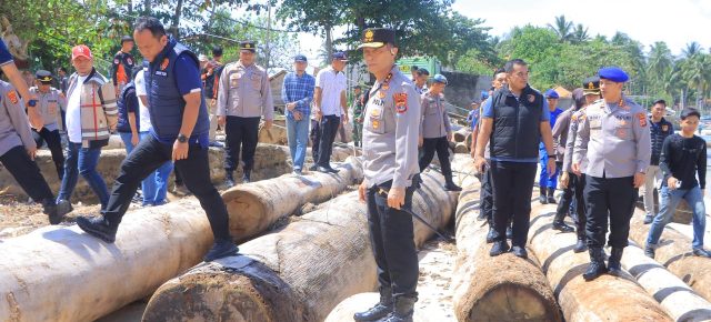 Kapolda Lampung Tinjau Lokasi Ditemukan Kapal Tonggang Diduga Pembawa Kayu Ilegal