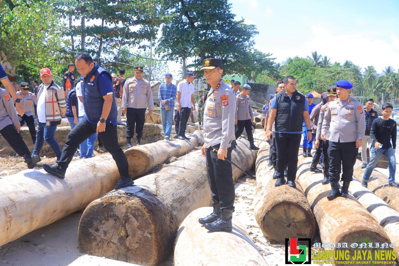 Kapolda Lampung Tinjau Lokasi Ditemukan Kapal Tonggang Diduga Pembawa Kayu Ilegal