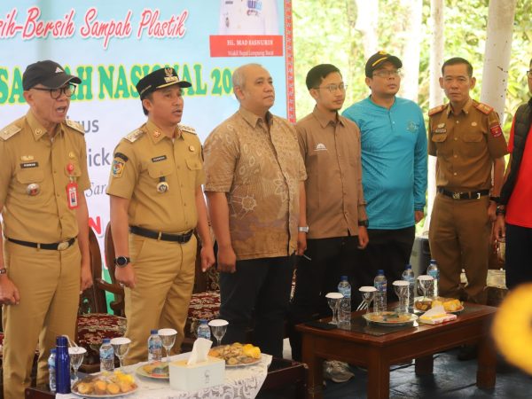 Perkuat Komitmen Dalam Menjaga Kebersihan Lingkungan, Pemkab Lampung Barat Terima Bantuan CSR 1 Unit Mobil dan 3 Unit Motor Roda Tiga Perkuat Komitmen Dalam Menjaga Kebersihan Lingkungan, Pemkab Lampung Barat Terima Bantuan CSR 1 Unit Mobil dan 3 Unit Motor Roda Tiga