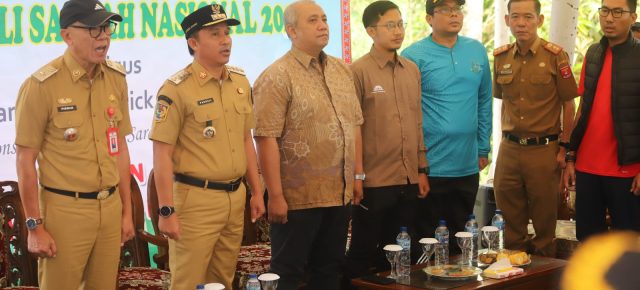 Perkuat Komitmen Dalam Menjaga Kebersihan Lingkungan, Pemkab Lampung Barat Terima Bantuan CSR 1 Unit Mobil dan 3 Unit Motor Roda Tiga Perkuat Komitmen Dalam Menjaga Kebersihan Lingkungan, Pemkab Lampung Barat Terima Bantuan CSR 1 Unit Mobil dan 3 Unit Motor Roda Tiga