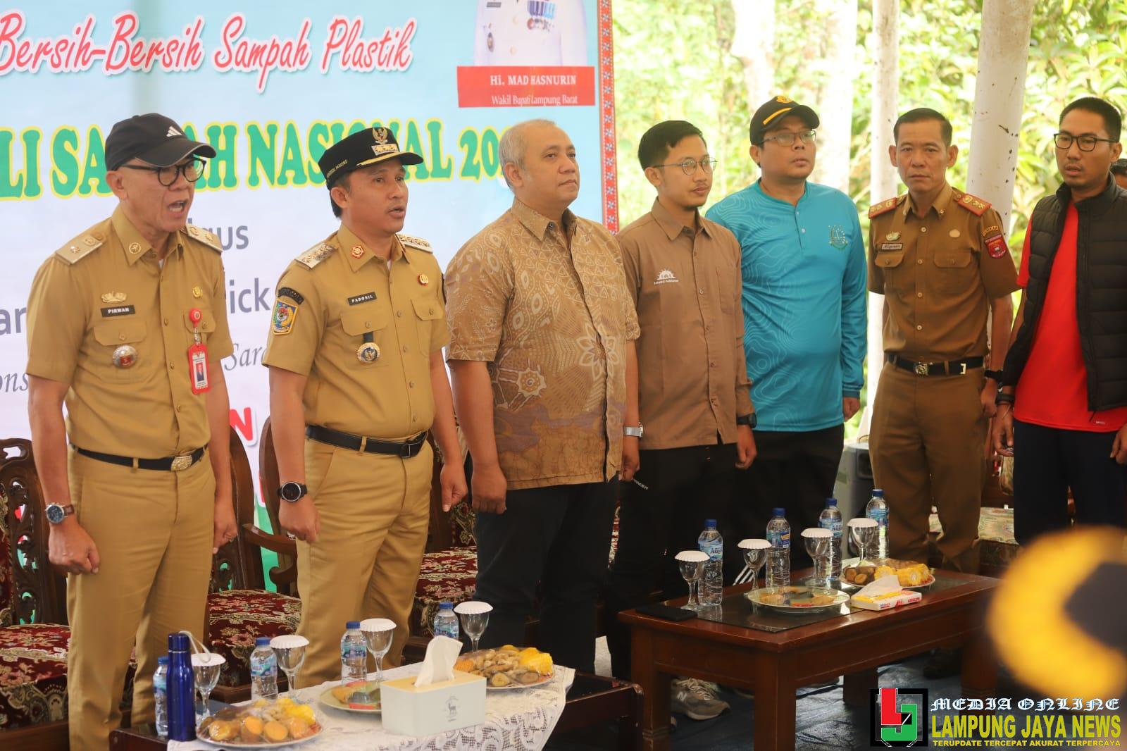 Perkuat Komitmen Dalam Menjaga Kebersihan Lingkungan, Pemkab Lampung Barat Terima Bantuan CSR 1 Unit Mobil dan 3 Unit Motor Roda Tiga Perkuat Komitmen Dalam Menjaga Kebersihan Lingkungan, Pemkab Lampung Barat Terima Bantuan CSR 1 Unit Mobil dan 3 Unit Motor Roda Tiga