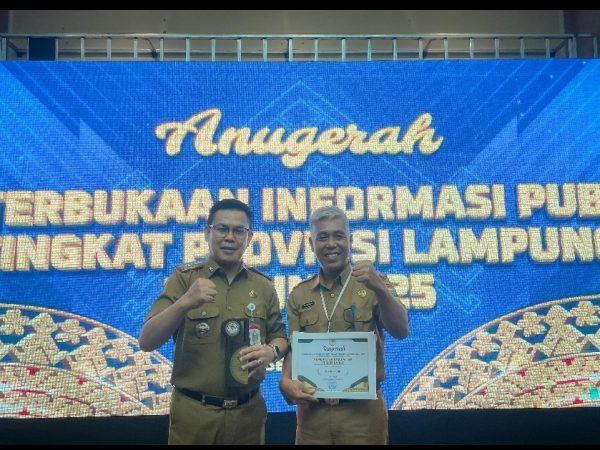 Mewakili Bupati Sekda Tedi Zadmiko Terima Penghargaan Predikat Kabupaten Informatif Dalam Anugerah KIB Tingkat Provinsi Lampung Tahun 2025