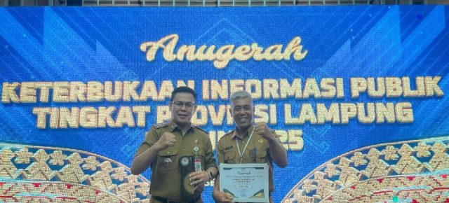 Mewakili Bupati Sekda Tedi Zadmiko Terima Penghargaan Predikat Kabupaten Informatif Dalam Anugerah KIB Tingkat Provinsi Lampung Tahun 2025 Mewakili Bupati Sekda Tedi Zadmiko Terima Penghargaan Predikat Kabupaten Informatif Dalam Anugerah KIB Tingkat Provinsi Lampung Tahun 2025